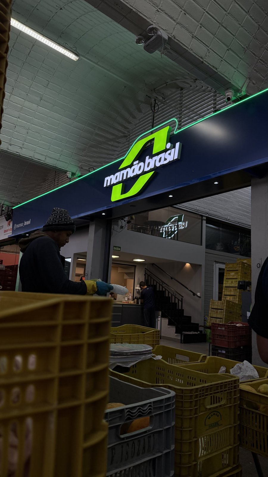 Fachada da loja Mamão Brasil no CEASA-PR com letreiro neon