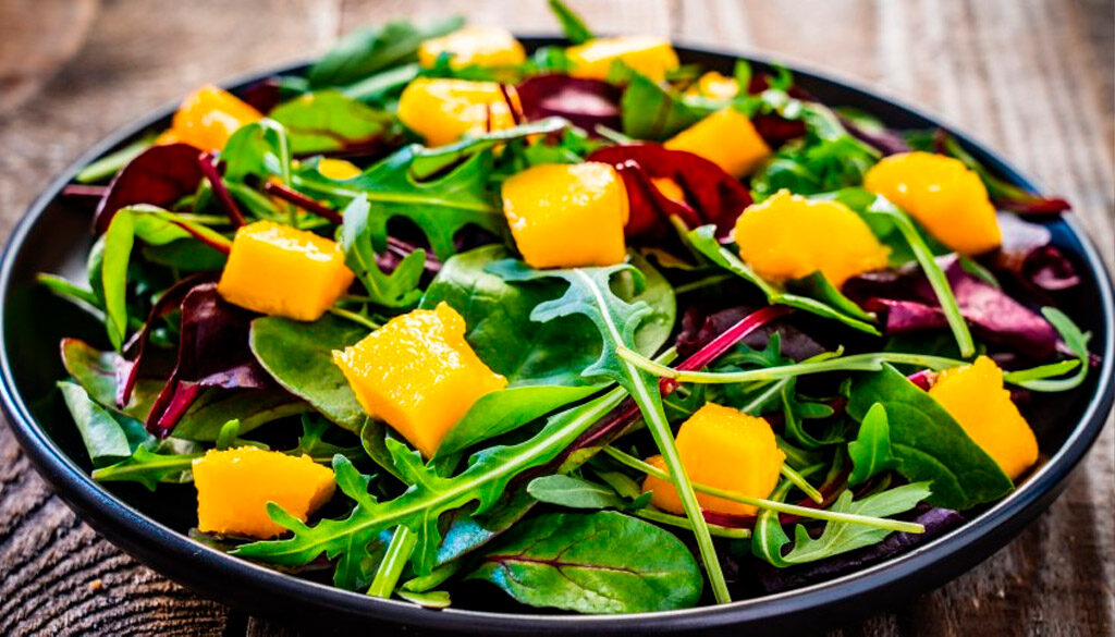 Salada Refrescante com Mamão Papaya e Rúcula